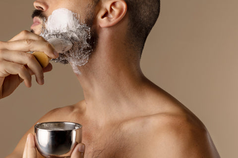 Routine skincare masculine avec savon de nigelle
